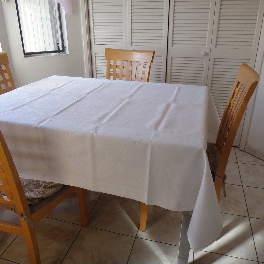 New Vintage White Linen Damask Tablecloth. Size 78” x 59” (198 x 150 cm)